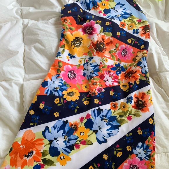 GUESS Los Angeles super pretty Scuba Knit 🧶 Floral Dress Size 12 NWOT Guess? 💐 - Picture 3 of 6